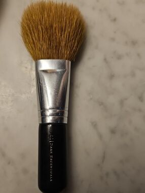 id/Escentuals Blush and Finishing Brush EUC